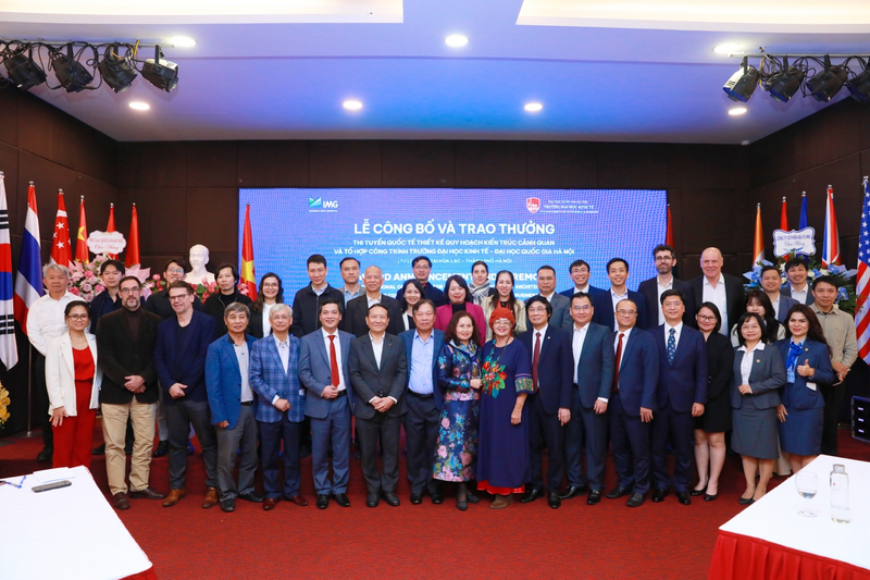 Lãnh đạo nhà trường, Hội đồng thi tuyển và các đơn vị đạt giải chụp ảnh lưu niệm kết thúc chương trình.