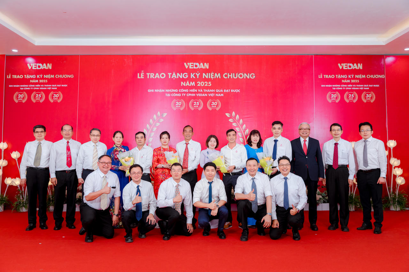 Ban Giám đốc chúc mừng các cặp vợ chồng cùng làm việc tại Vedan Việt Nam hơn 20 năm.