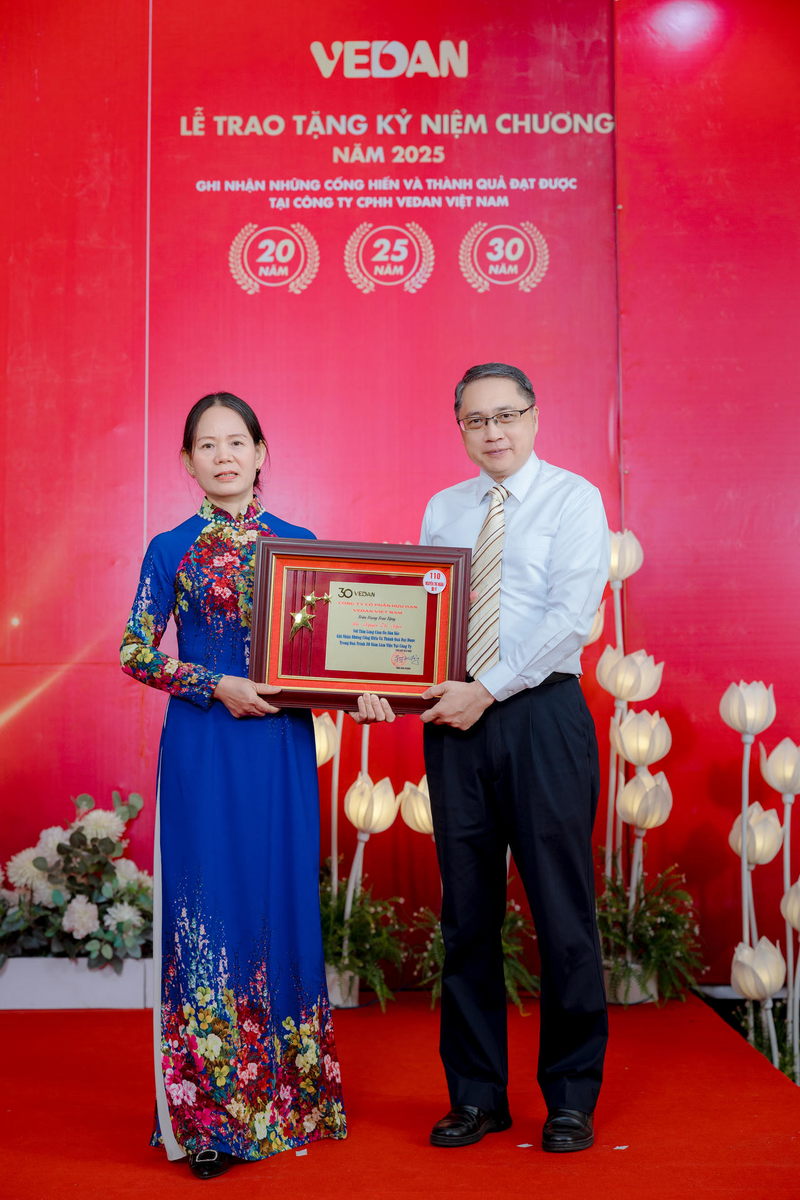 Tổng Giám đốc Vedan Việt Nam - Ông Ni Chih Hao trao tặng KNC đến nhân viên thâm niên 30 năm.