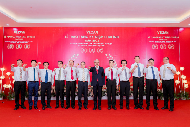 Ban giám đốc công ty gửi lời chúc mừng đến toàn thể CBCNV có thâm niên 20-25-30 năm.