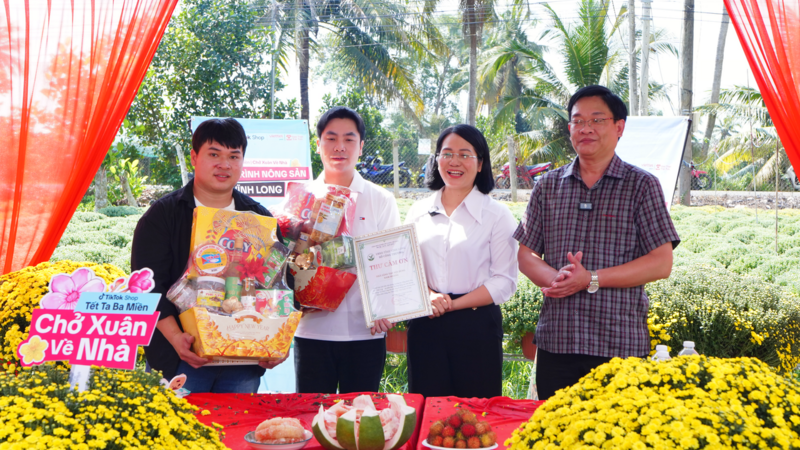 Bà Lê Thị Hoàng Oanh và ông Phạm Phước Trãi cùng góp mặt tại phiên LIVE của các nhà sáng tạo nội dung tại sự kiện.