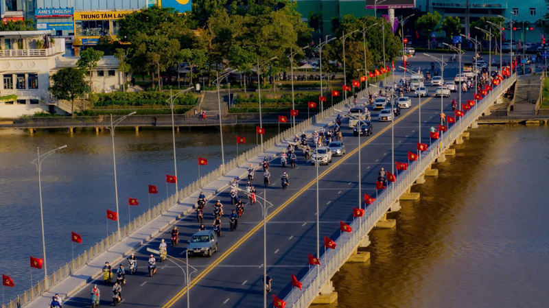 Những ngày này, thành phố Huế rợp bóng cờ hoa chào mừng Đại hội XIV của Đảng. Ảnh: Nguyễn Tuấn