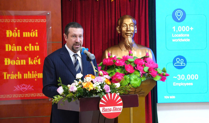 Ông Lionel Montarges - Phó Chủ tịch, Dịch vụ Sản phẩm, TÜV SÜD tại Việt Nam phát biểu tại buổi lễ.