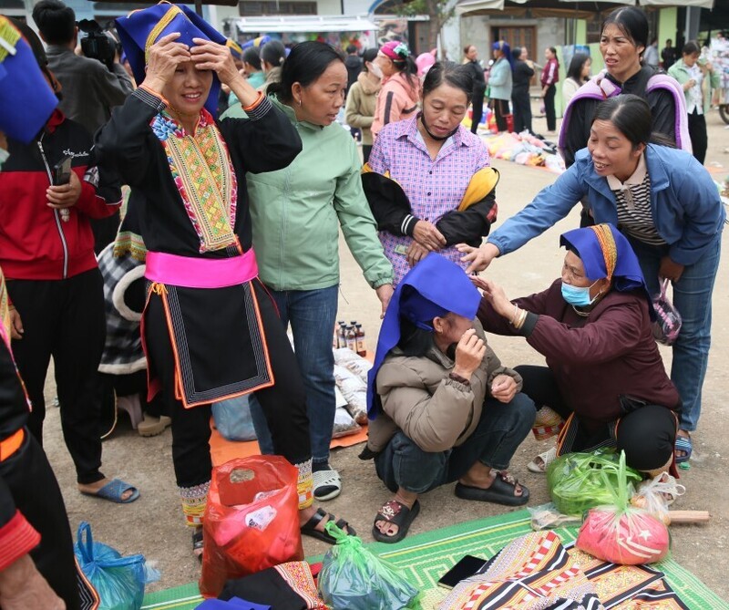 Người dân xã Ba Chẽ vui mừng tại phiên chợ trong không khí hướng về Đại hội XIV của Đảng. Ảnh: CTV