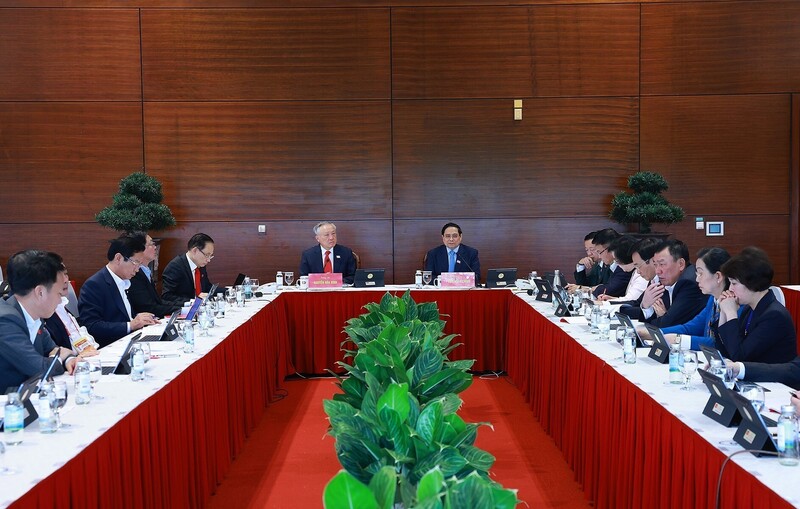 Các đại biểu thảo luận các văn kiện Đại hội tại Đoàn Chính phủ. Ảnh: TTXVN