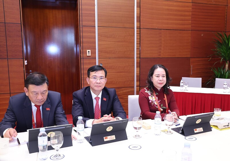 Ủy viên Trung ương Đảng, Phó Chủ tịch nước Võ Thị Ánh Xuân và đoàn Đảng bộ tỉnh Lâm Đồng thảo luận tại Đoàn. Ảnh: TTXVN