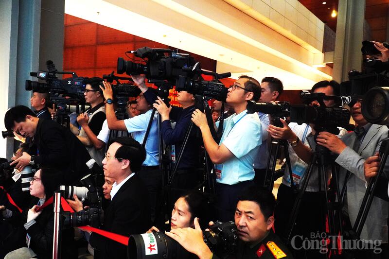 Các phóng viên tác nghiệp tại Đại hội. Ảnh: Thu Hường