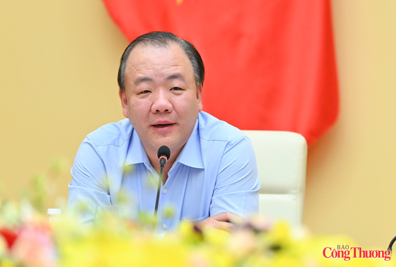 Ông Trần Hữu Linh chia sẻ tại Hội nghị tổng kết hoạt động Tổ Điều hành thị trường trong nước năm 2025. Ảnh: Nam Nguyễn