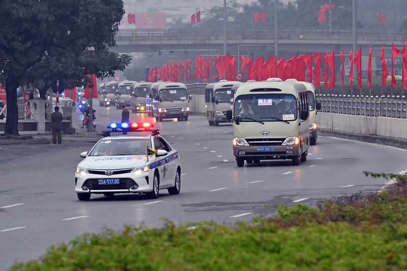 Lực lượng Cảnh sát giao thông Hà Nội dẫn đoàn đại biểu dự Đại hội XIV của Đảng. Ảnh: Công an TP. Hà Nội