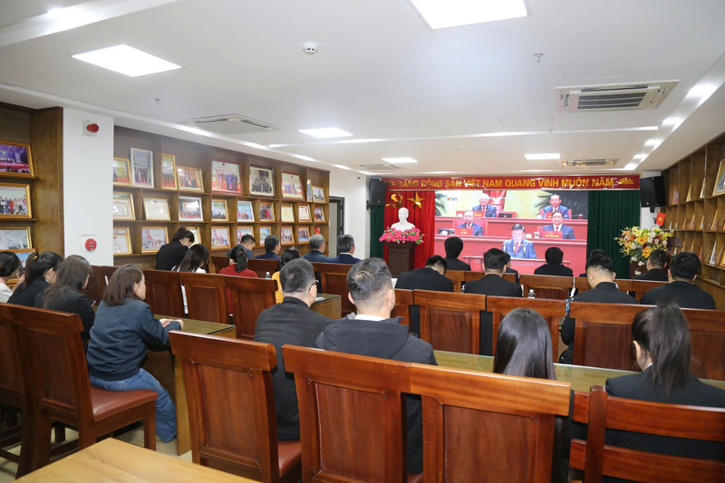 Đảng viên thuộc Chi bộ Hiệp hội Doanh nghiệp tỉnh Lào Cai theo dõi Lễ khai mạc Đại hội Đảng toàn quốc lần thứ XIV