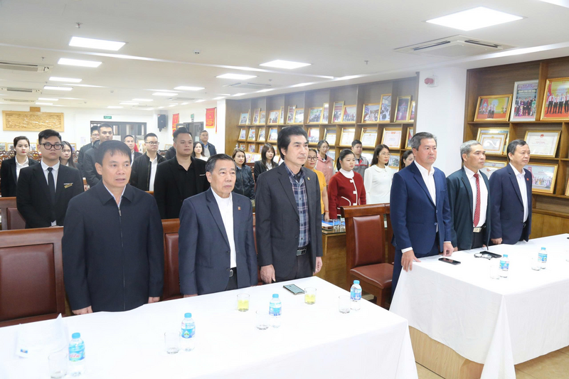 Các đảng viên thực hiện nghi lễ chào cờ. Ảnh: LN