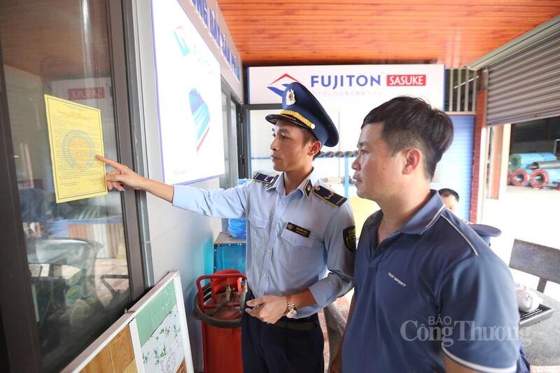 Việc ký cam kết không kinh doanh hàng giả đã trở thành lời hứa danh dự của người kinh doanh với người tiêu dùng. Ảnh: Trọng Tùng