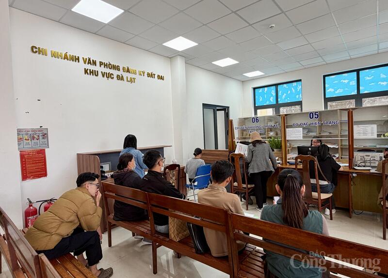 Người dân làm các thủ tục tại chi nhánh Văn phòng Đăng ký đất đai khu vực Đà Lạt. Ảnh: Minh An