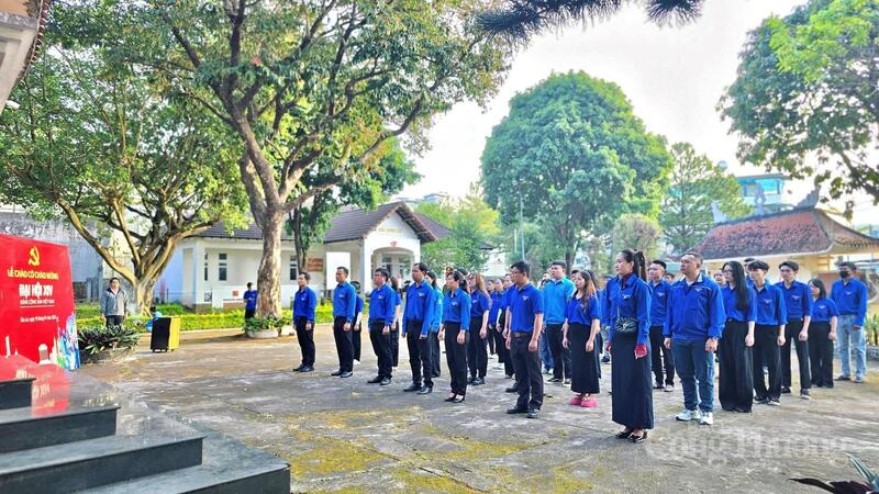 Thanh niên tỉnh Gia Lai tổ chức chào cờ chào mừng Đại hội lần thứ XIV của Đảng.