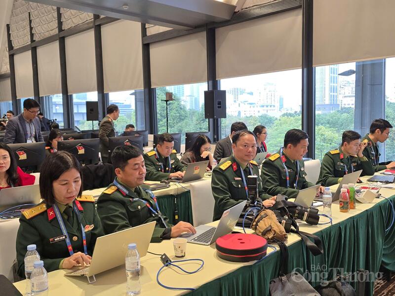 Các phóng viên, biên tập viên của Quân đội tác nghiệp tại Đại hội. Ảnh: Thu Hường