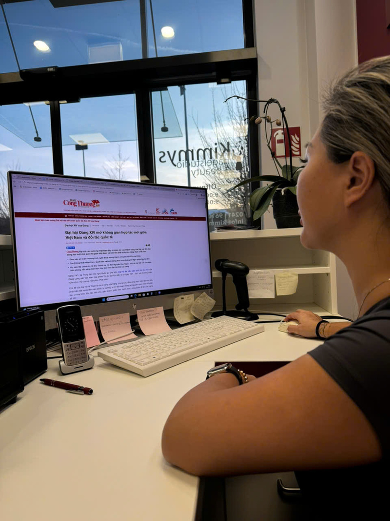 Bà Nguyễn Thị Thương thường xuyên cập nhật thông tin về Đại hội XIV qua các kênh thông tin điện tử. Ảnh: NVCC