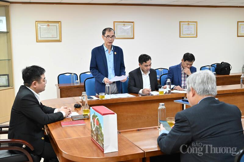 Đại uý Vũ Đình An, Phó Chủ tịch Hội Cựu chiến binh cơ quan Bộ Công Thương trình bày phương hướng, kế hoạch hoạt động năm 2026. Ảnh: Cấn Dũng