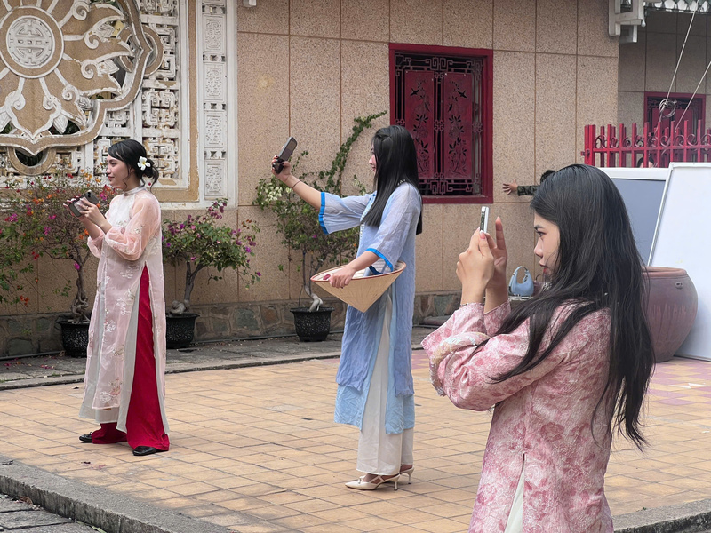 Ai cũng chọn cho mình một góc 'sống ảo' riêng giữa không gian cổ kính. Ảnh: Minh Anh