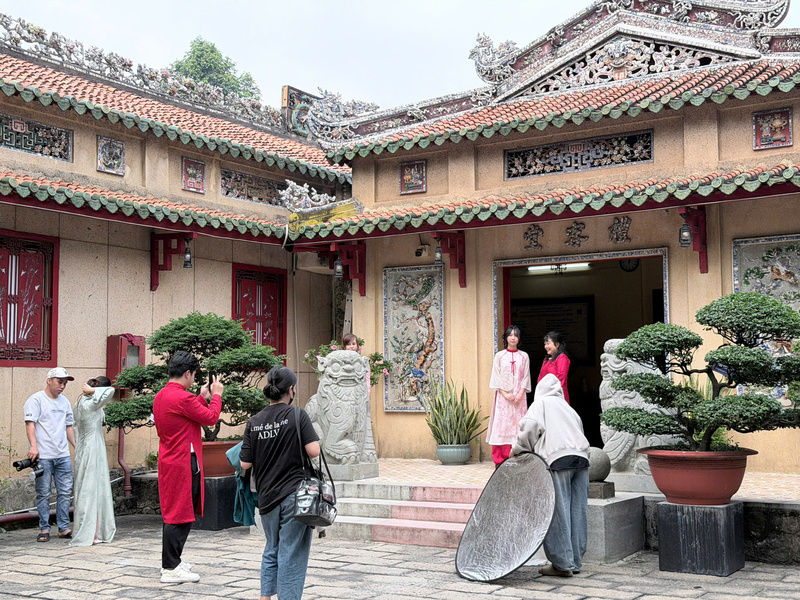 Các ê-kíp chụp ảnh hoạt động với đầy đủ đạo cụ. Ảnh: Minh Anh