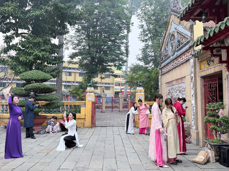 Nhộn nhịp không khí chụp ảnh áo dài Tết tại các điểm di tích văn hóa, lịch sử tại TP. Hồ Chí Minh. Ảnh: Minh Anh