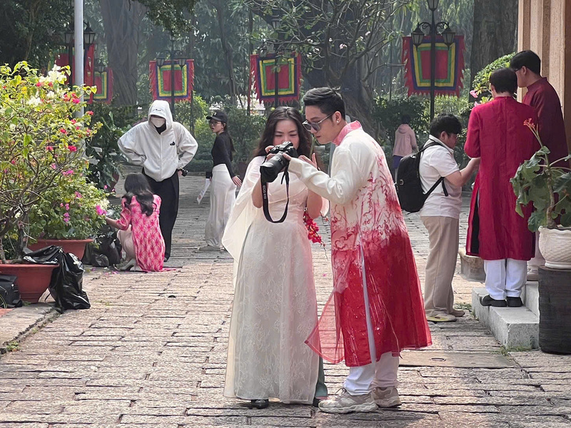 Những bức ảnh là nơi lưu giữ kỷ niệm ngọt ngào của các cặp đôi trong mùa Tết này. Ảnh: Minh Anh