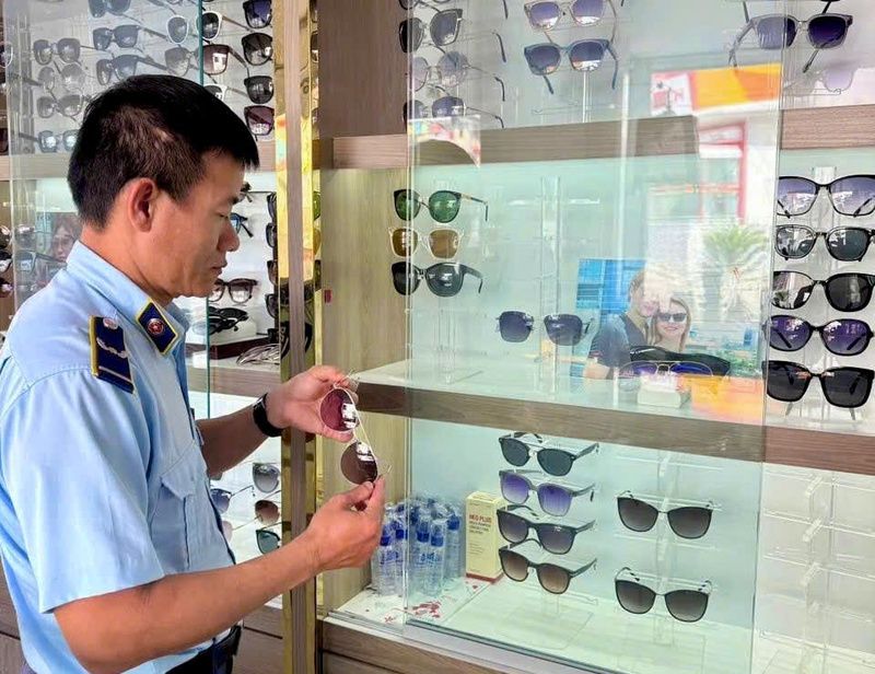 Lực lượng chức năng tỉnh Quảng Ngãi tăng cường công tác kiểm tra, kiểm soát thị trường, bảo vệ người tiêu dùng. Ảnh: Tuệ Lâm