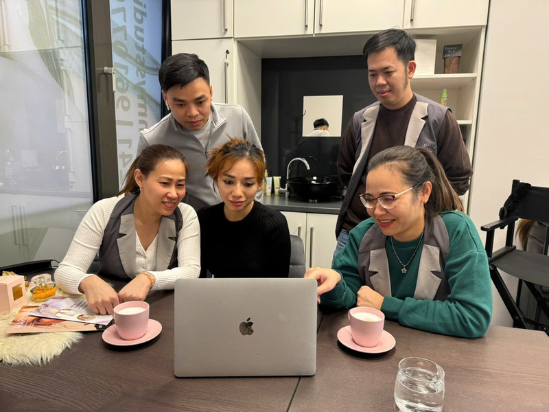 Nhiều kiều bào Việt Nam đang sinh sống và làm việc ở nước ngoài liên tục theo dõi, cập nhật thông tin về Đại hội XIV. Ảnh: NVCC