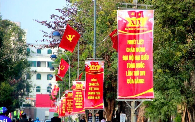 Rực rỡ cờ hoa trên các tuyến đường trung tâm của tỉnh Nghệ An chào mừng Đại hội đại biểu toàn quốc lần thứ XIV. Ảnh: Mai Liễu