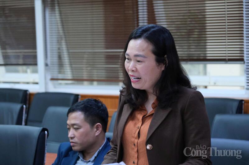 Bà Chu Thị Thu Hương, Phó Cục trưởng Cục Quản lý và Phát triển thị trường trong nước phát biểu tại buổi làm việc. Ảnh: Lê Sơn