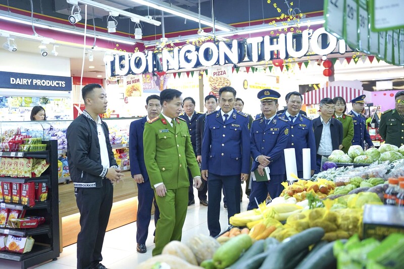 Đoàn công tác kiểm tra tại một số điểm kinh doanh, tuyến – địa bàn trọng điểm. Ảnh: Mai Liễu