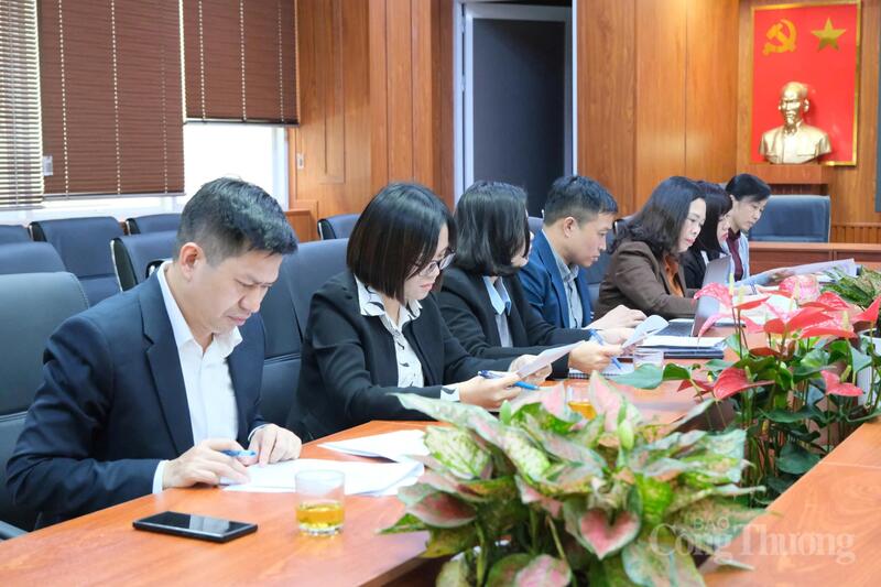 Các thành viên trong đoàn công tác của Bộ Công Thương tại buổi làm việc. Ảnh: Lê Sơn