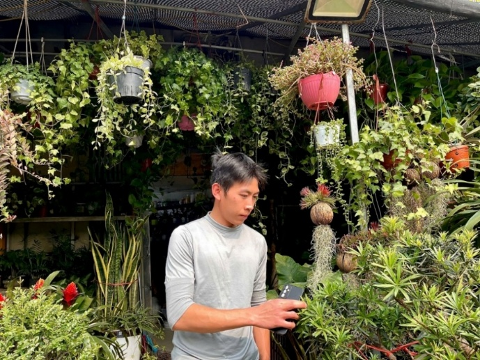 Anh Hà Công Thủy, phụ trách cửa hàng tại dốc Bưởi, mong ngóng sức mua sẽ tăng mạnh vào những ngày cận tết Nguyên đán 2026. Ảnh: Mai Linh