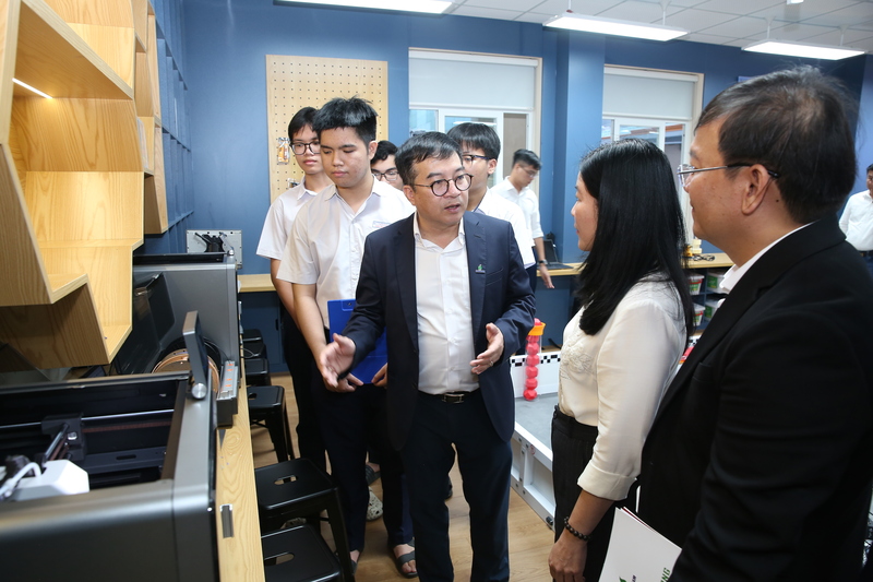 Đại biểu tham quan không gian phòng học STEM trường THPT Trần Phú (Ảnh BSR)
