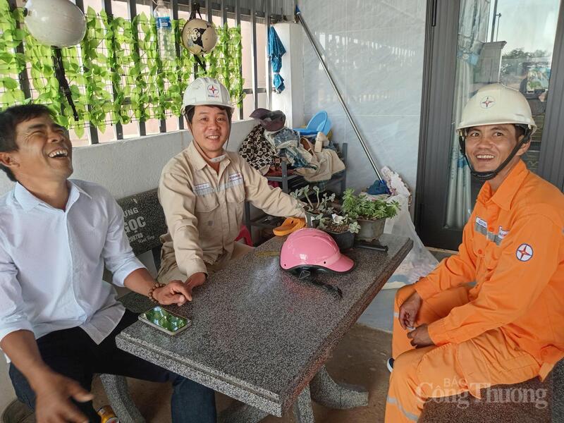 Niềm vui của bà con khi được các cán bộ điện hỗ trợ, hướng dẫn sử dụng điện an toàn