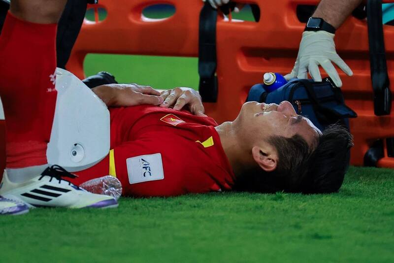 Khoảnh khắc Hiểu Minh ngã xuống. Ảnh: AFC