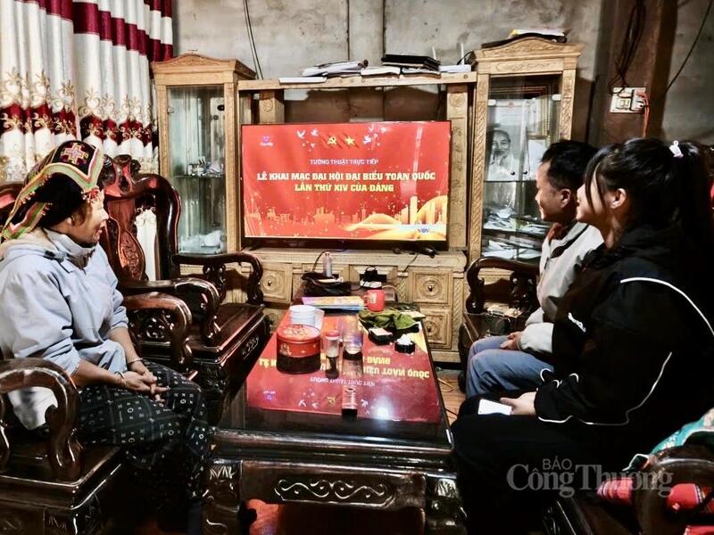 Bà con đồng bào dân tộc thiểu số bản Xám Láng, xã Bum Tở hân hoan hướng về Đại hội Đảng toàn quốc lần thứ XIV