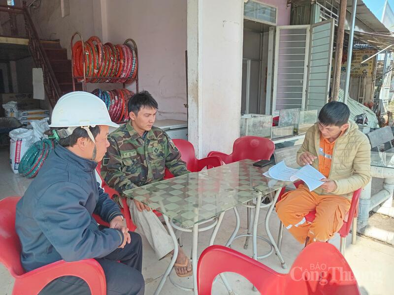 Cán bộ điện hỗ trợ, hướng dẫn người dân sử dụng điện an toàn