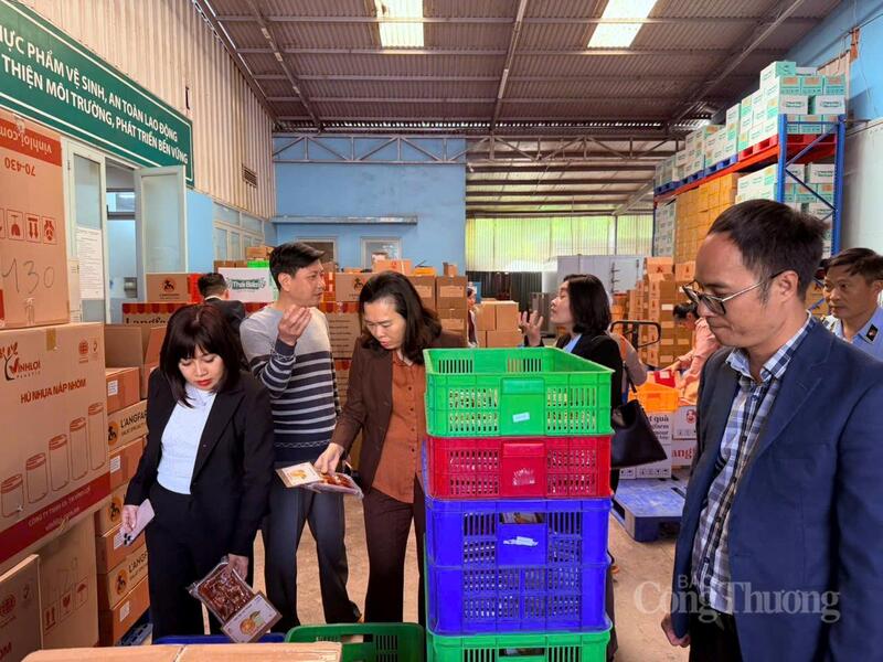 Đoàn công tác kiểm tra, khảo sát tại Công ty TNHH Quảng Thái. Ảnh: Lê Sơn