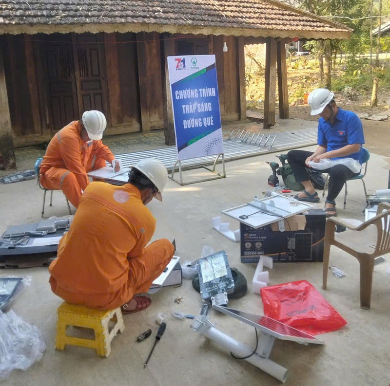 Đoàn thanh niên Công ty Điện lực Huế thực hiện lắp thiết bị, chuẩn bị thi công công trình. Ảnh: D. Huyền