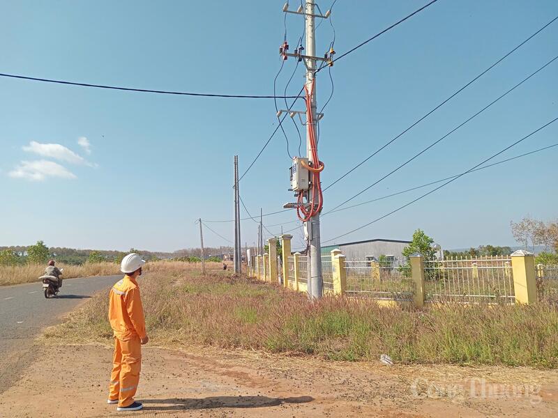 Đường dây hạ áp xây dựng mới cấp điện cho khu tái định cư