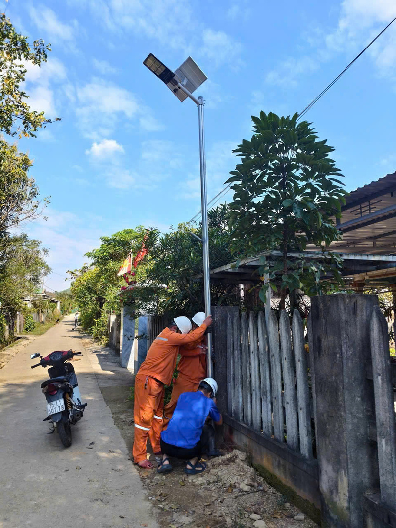 Công trình hoàn thành không chỉ mang ánh sáng cho người dân mà con đảm bảo an ninh trật tự của địa phương vào ban đêm. Ảnh: D. Huyền