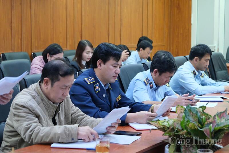 Ông Biện Tấn Tài (lề trái), Phó Giám đốc Sở Công Thương tỉnh Lâm Đồng và ông Phan Văn Tuyên (thứ 2 từ trái qua), Quyền Chi cục trưởng Chi cục Quản lý thị trường tỉnh Lâm Đồng tại buổi làm việc. Ảnh: Lê Sơn