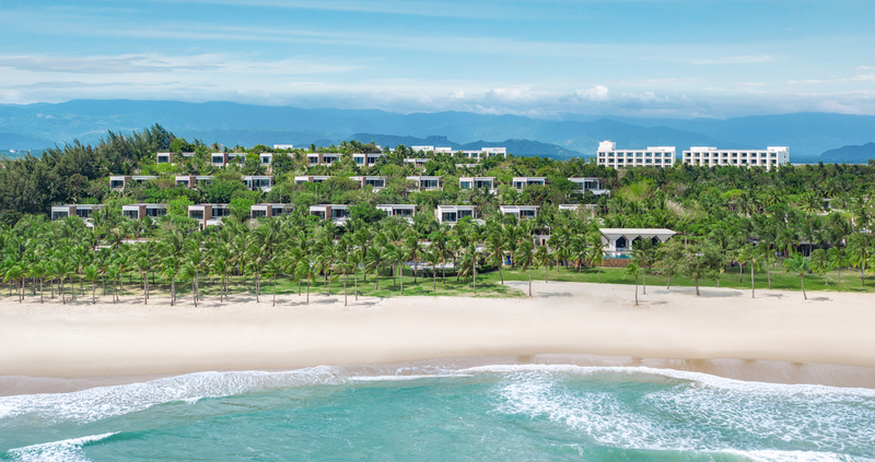 JW Marriott Cam Ranh Bay Resort & Spa do SonKim Land phát triển nằm trên Bãi Dài, bên bờ vịnh Cam Ranh.