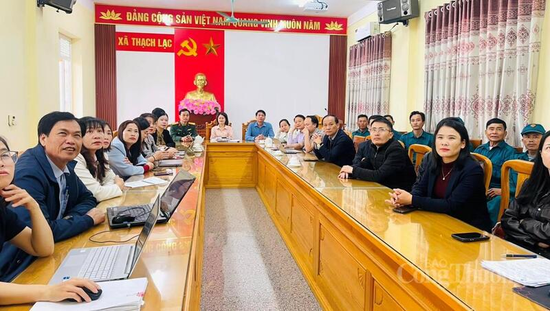 Theo dõi Đại hội XIV của Đảng thể hiện sự quan tâm sâu sắc, tinh thần trách nhiệm của cấp ủy, chính quyền xã Thạch Lạc. Ảnh: Phúc Sơn