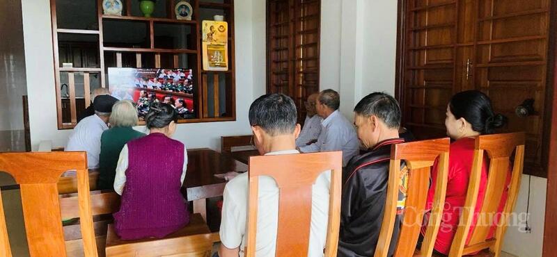 Người dân Hà Tĩnh hướng về Đại hội XIV qua màn ảnh nhỏ - 1