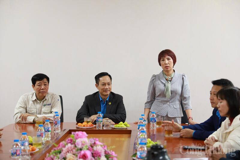 Bà Đinh Hồng Mai, Chủ tịch Công đoàn Tổng công ty MIE phát biểu tại chương trình.