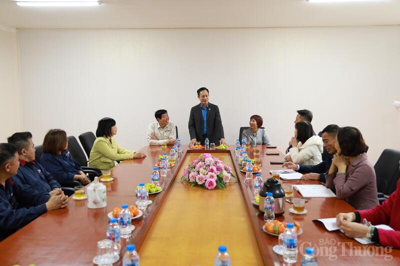 Công đoàn Công Thương Việt Nam đã đến thăm, động viên và trao quà Tết cho một số công nhân có hoàn cảnh khó khăn thuộc Tổng công ty Máy và Thiết bị công nghiệp.