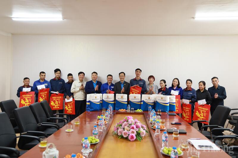 Công đoàn Công Thương Việt Nam đã trao 10 phần quà Tết cho công nhân lao động thuộc Công ty CP Cơ khí Duyên Hải.
