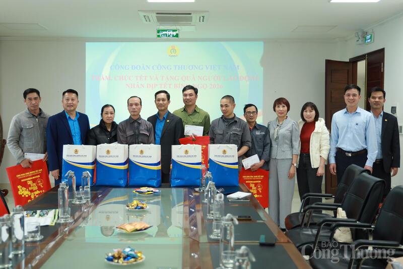 Công đoàn Công Thương trao quà cho các công nhân có hoàn cảnh khó khăn tại Công ty Sản xuất đá mài Hải Dương.