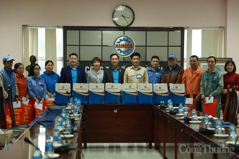 Công đoàn Công Thương trao quà cho các công nhân có hoàn cảnh khó khăn tại Công ty Cơ khí Hà Nội.